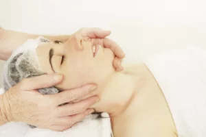 Мастер по массажу лица / Spezialist*in für Gesichtsmassagen / Facial massage specialist / Maître en massage du visage